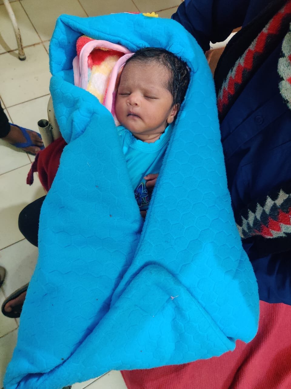 हनुमान मंदिर के पास पड़ी मिली मासूम नवजात बच्ची, परिजनों की तलाश में जुटी पुलि