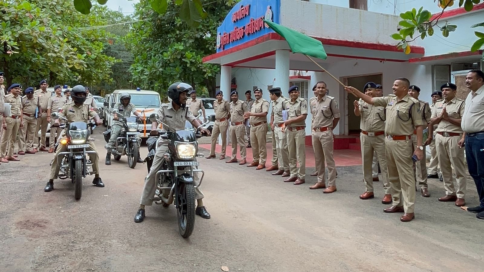 कबीरधाम पुलिस को मिली नई सौगात – 12 बोलेरो गाड़ियाँ और 5 पेट्रोलिंग मोटरसाइकिलें, एसपी ने हरी झंडी दिखाकर किया रवाना,