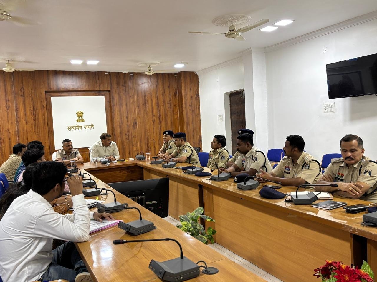 कलेक्टर-एसपी की हाईलेवल बैठक: दफ्तर और सड़कों पर अवैध प्रदर्शन बर्दाश्त नहीं, सख्त कार्रवाई तय, प्रशासन ने जारी किए निर्देश