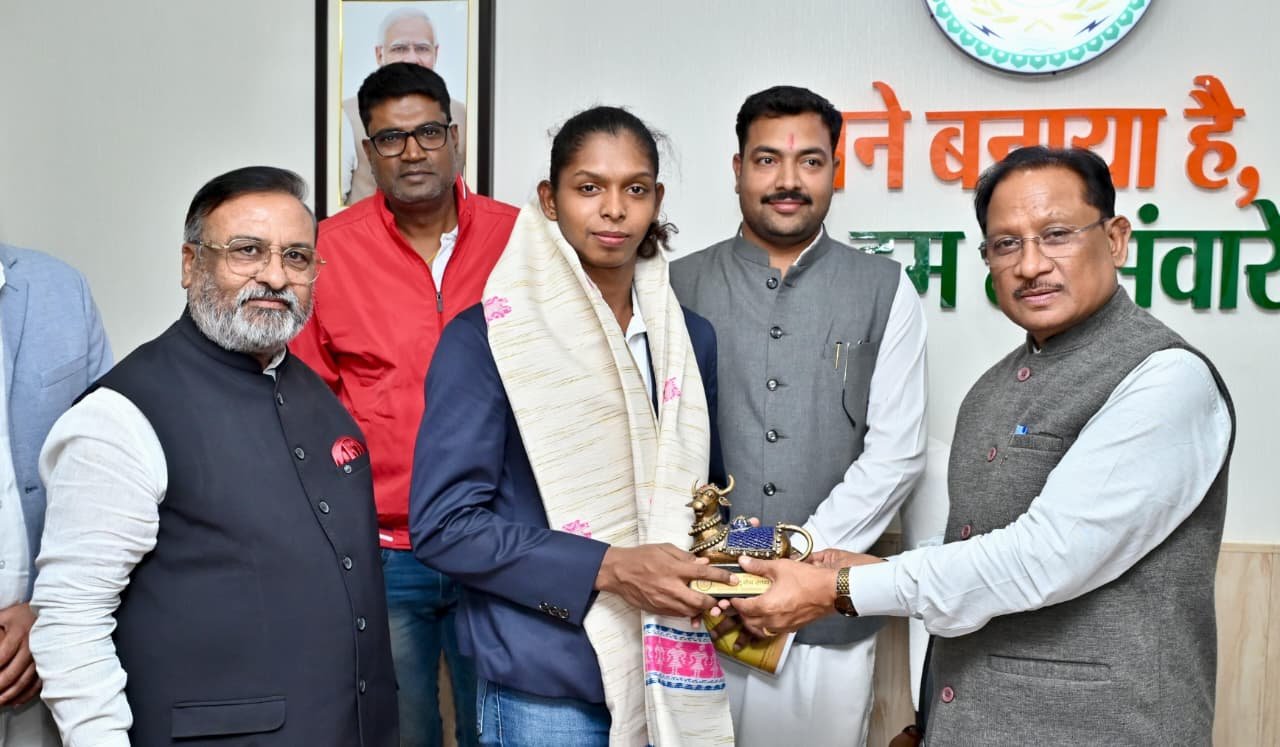 मुख्यमंत्री विष्णु देव साय ने महिला कबड्डी विश्व कप की स्टार खिलाड़ी संजू देवी को दी बधाई