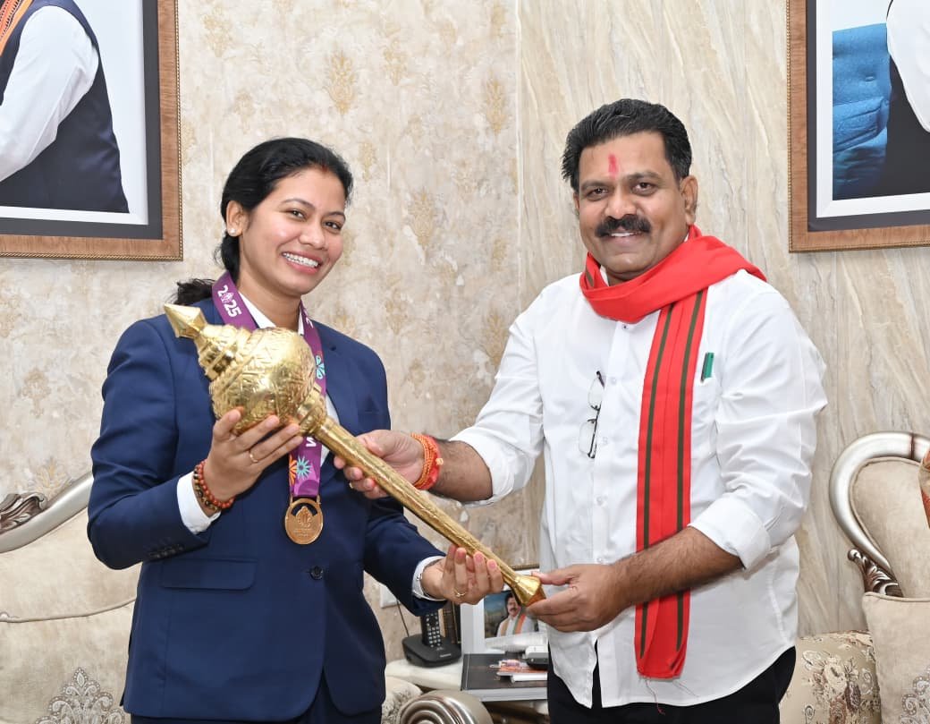 उपमुख्यमंत्री विजय शर्मा मिले वर्ल्ड कप विजेता भारतीय महिला क्रिकेट टीम की फिजियोथेरेपिस्ट आकांक्षा सत्यवंशी से, दी शुभकामनाएं