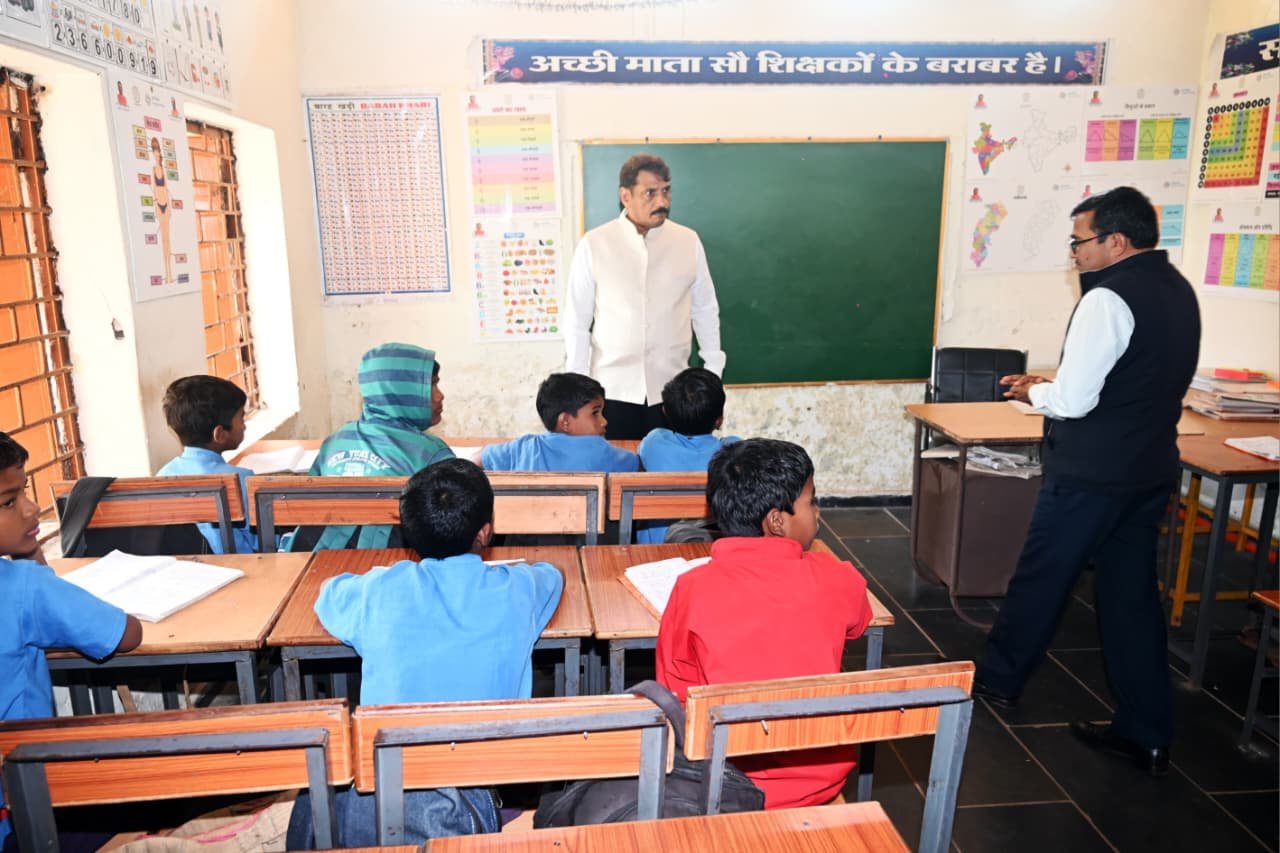 बच्चों ने बताया मीनू अनुसार नहीं मिला भोजन, कलेक्टर ने प्रधान पाठक को थमाया नोटिस