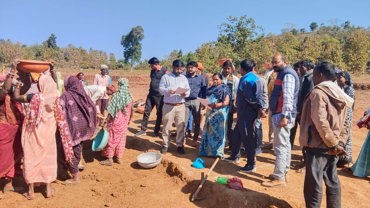 मनरेगा कार्यों का औचक निरीक्षण: जिला पंचायत सीईओ अजय कुमार त्रिपाठी पहुंचे फील्ड, गुणवत्ता व समयबद्धता पर दिया जोर