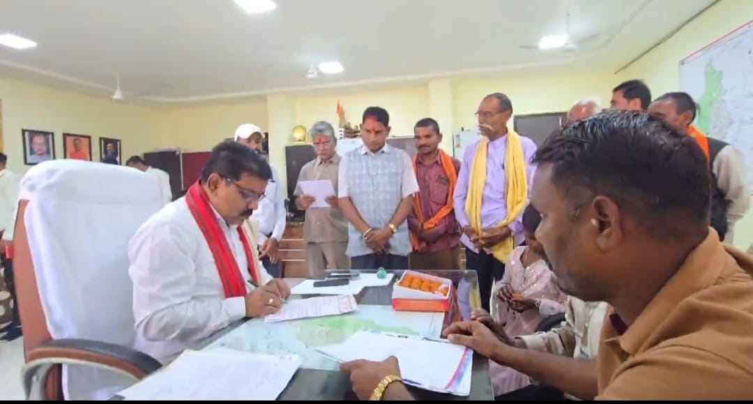 उपमुख्यमंत्री विजय शर्मा ने विधायक कार्यालय में की जनसुनवाई, समस्याओं के त्वरित निराकरण के दिए निर्देश