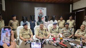 कबीरधाम में लूट गिरोह का पर्दाफाश: कुकदूर पुलिस ने एक नाबालिग सहित 6 आरोपियों को दबोचा, नगदी-मोबाइल व बाइक बरामद