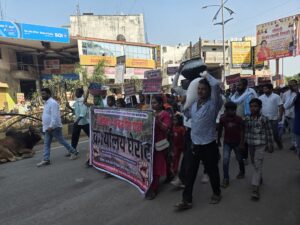 PWD कार्यालय के सामने ग्रामीणों ने जलाया चूल्हा, पकाया चावल — कबीरधाम में पहली बार विभाग का घेराव, अधिकारियों की कार्यप्रणाली पर उठे सवाल