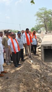 सांसद संतोष पांडेय ने पोंडी में सड़क एवं नाली निर्माण कार्यों का किया निरीक्षण, गुणवत्ता में किसी प्रकार का समझौता नहीं होगा : सांसद जी 