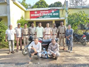 कवर्धा: आबकारी उड़नदस्ता की बड़ी कार्रवाई, अवैध शराब और दोपहिया वाहन जब्त, दो आरोपी गिरफ्तार