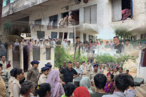 घुघरी रोड अटल आवास में पुलिस की तड़के बड़ी रेड, अवैध गतिविधियों पर कसा शिकंजा