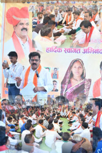 कवर्धा: जमीन पर बैठकर उपमुख्यमंत्री विजय शर्मा ने सुनी ग्रामीणों की समस्याएं, करोड़ों के विकास कार्यों की दी सौगात