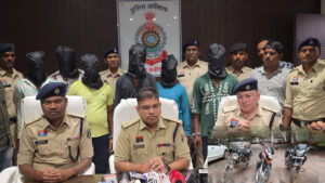 कबीरधाम पुलिस की बड़ी सफलता: वृद्ध महिलाओं से चेन स्नेचिंग करने वाले गिरोह का भंडाफोड़, 6 आरोपी गिरफ्तार; जिले के 5 झपटमारी मामलों का खुलासा, 3.41 लाख रुपये के सोना-चांदी के आभूषण, नकदी और तीन मोटरसाइकिल बरामद।
